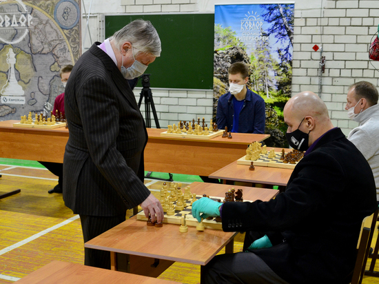 Невинномысский химик сразился в шахматы с Анатолием Карповым