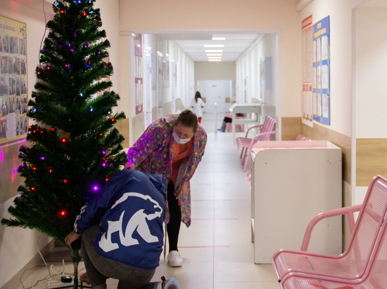 Волонтеры на Колыме создают новогоднее настроение больным COVID-19