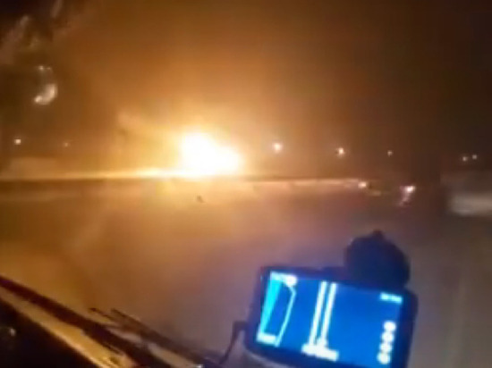 Объятая пламенем легковушка взорвалась на кузбасской трассе