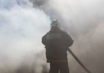 В Чите 22 декабря бойцы пожарно-спасательной части вывели из горящего дома пенсионера, который отравился угарным газом и не мог покинуть квартиру