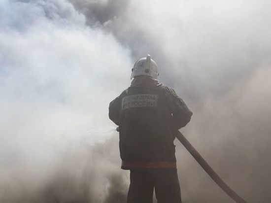 Пожарные вытащили из горящего дома 75-летнего пенсионера в Чите