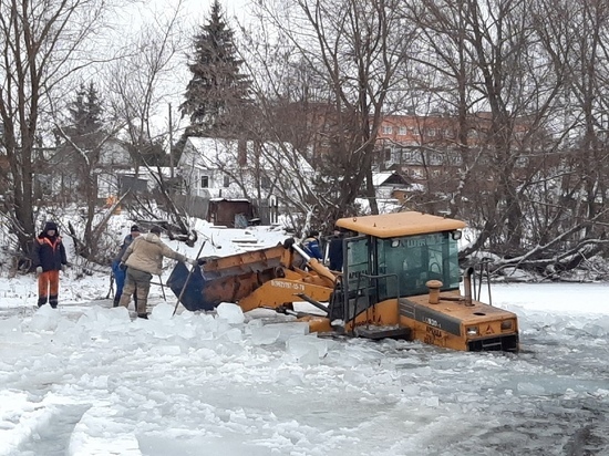 В Тульской области трактор провалился под лед
