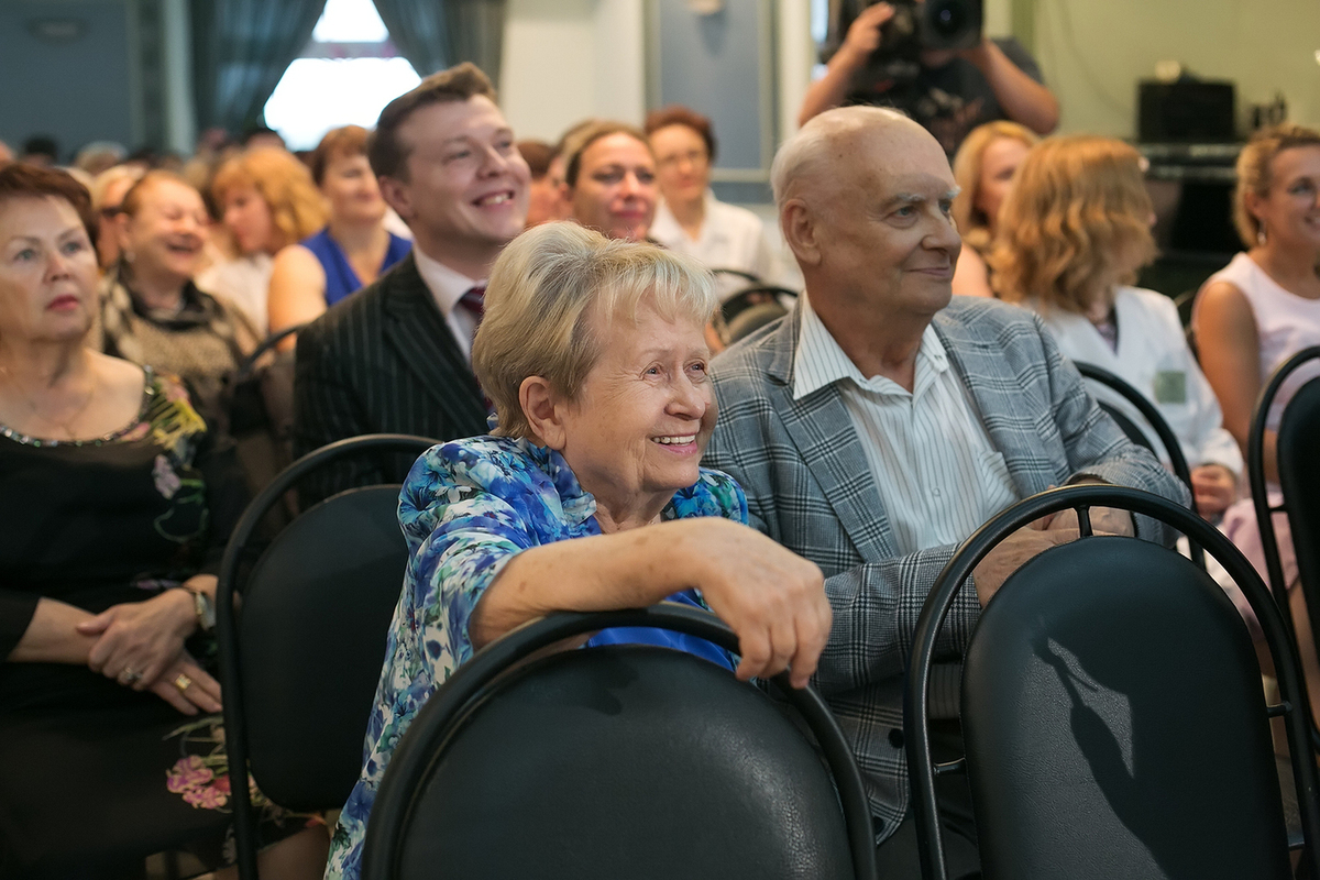 Александра Пахмутова сегодня вечером. Александра Пахмутова и Добронравов фото. Добронравов муж Пахмутовой. Пахмутова и Добронравов госпитализированы с коронавирусом.