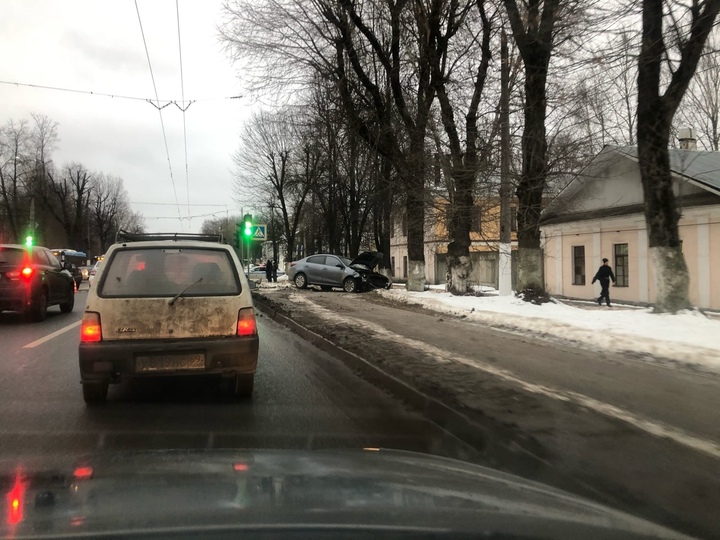 В Заволжском районе Твери из-за лобового столкновения двух машин собралась пробка