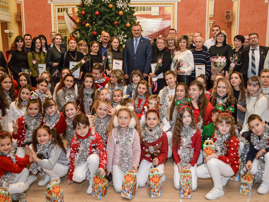 В прифронтовом районе Донецка провели новогодний концерт