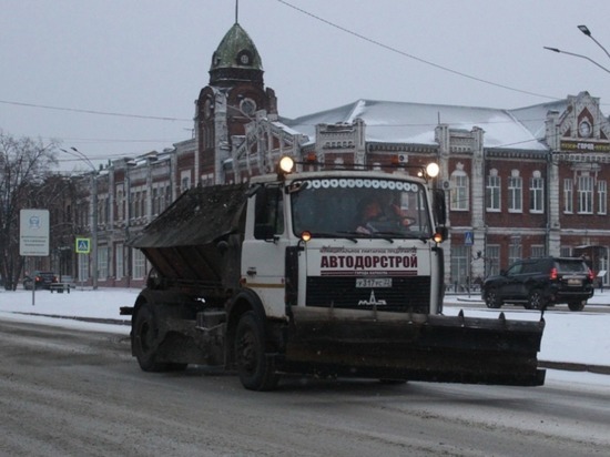 Более 100 спецмашин выехали убирать снег в Барнауле