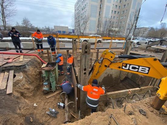 В Твери рабочие выкопали четырехметровую яму в поисках протечки