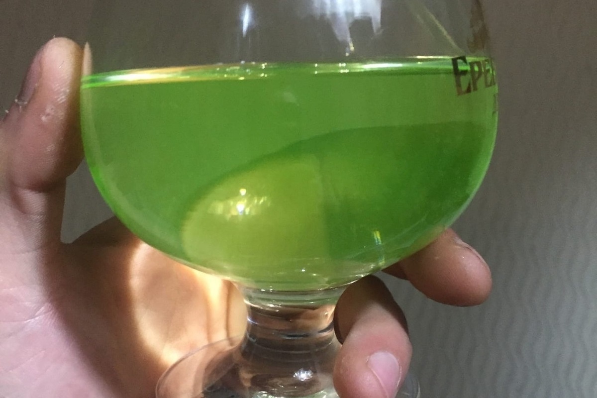 Зеленые воды последствия. Зеленоватая вода. Зеленая жидкость. Зеленая вода из крана. Мутновая жидкость зеленого цвета.