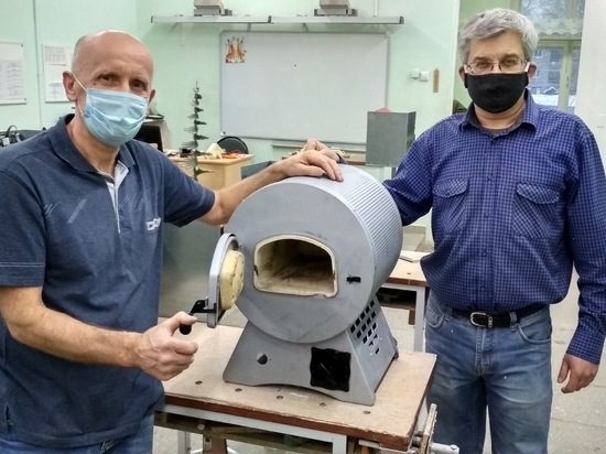 Олег Валенчук подарил чепецким школьникам оборудование для мастерской