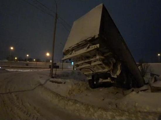 Фура протаранила забор и опасно зависла над бездной в Новосибирске