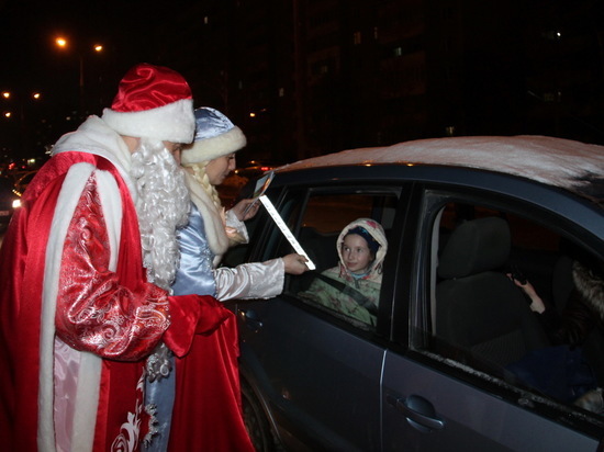 Дед Мороз проверяет, как перевозят детей в авто в Марий Эл