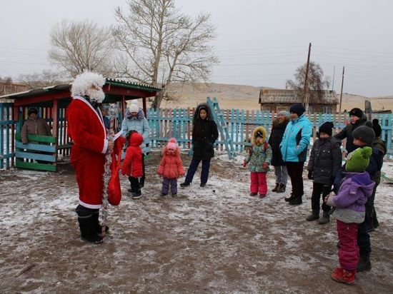 В Хакасии детей из деревни Сыры поздравил Дед Мороз