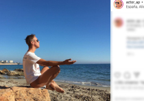 Российский актер Алексей Панин, который переехал на ПМЖ в Испанию, опубликовал фото, на котором он сидит на пляже без нижнего белья