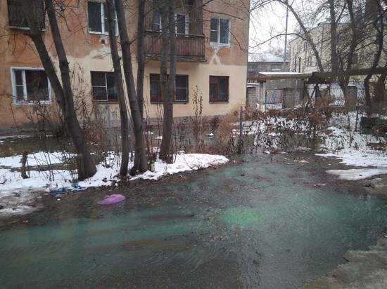 В центре Рязани тротуар залило зеленой водой