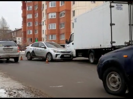 В Рязани в столкновении с грузовиком погиб водитель такси