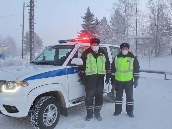На Ямале полицейские помогли замерзающему ночью на трассе автомобилисту