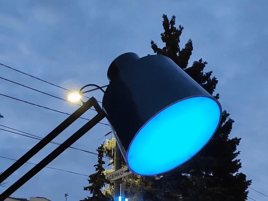 В центре Челябинска вновь установили гигантские настольные лампы