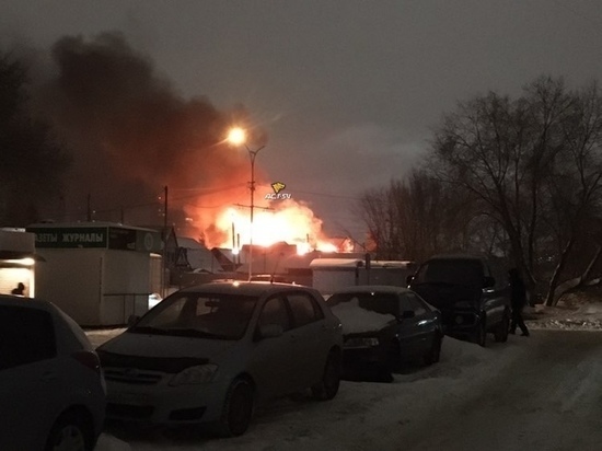 Масштабный пожар тушат в Ленинском районе Новосибирска
