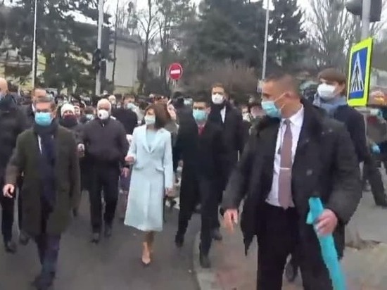 Президент Молдовы Санду выбрала цвет зонта бирюзовый, бронированный