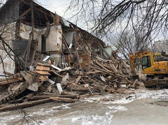 Аварийное здание сносят в Серпухове