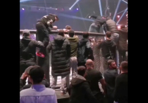 В Соцсетях появилось видео, снятое очевидцами в Москве на турнире АМС Fight Nights, где произошла массовая драка, с участием бойцов смешанных единоборств (ММА) Магомеда Исмаилова и Владимира Минеева