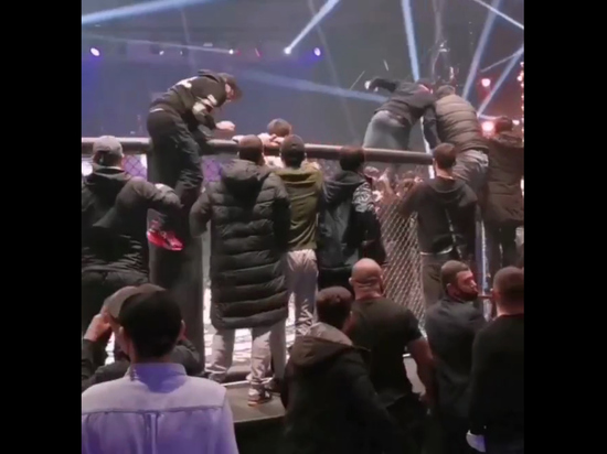 Появилось видео массовой драки на турнире ММА в Москве