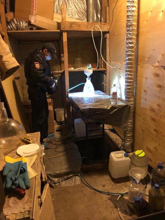 Более 2 тысяч доз наркотиков изъяли в подпольной лаборатории под Симферополем