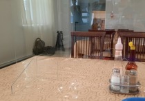 В столовой Народного Хурала установили на столах пластиковые экраны, перегораживающие обеденное пространство пополам