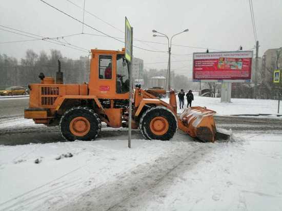 Снег заставил коммунальщиков вывести на дороги дополнительную спецтехнику
