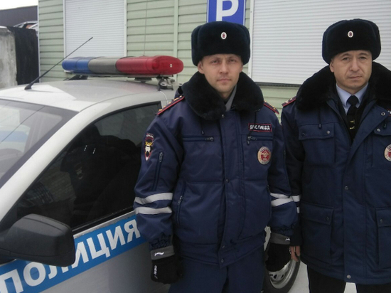 В Хакасии инспекторы ДПС спасли из горящего дома двух жителей Калинино