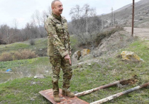 Президент Азербайджана Ильхам Алиев в ходе визита в Нагорный Карабах потоптал ногами дорожный указатель на армянском языке