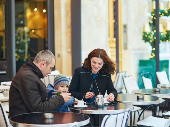 Кафе и ресторанам Петербурга разрешили открыть на праздники круглосуточные террасы