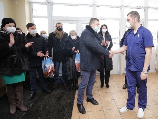 Мичуринскому врачу вручили ключи от муниципальной квартиры