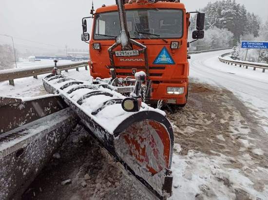 Снегоуборщик столкнулся с автовозом у границы с Эстонией