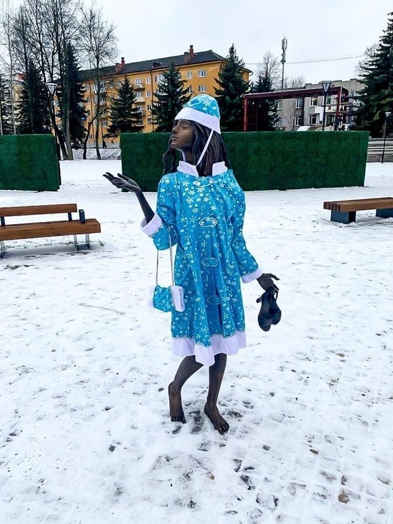 Бронзовая леди из великолукского парка переоделась в Снегурочку