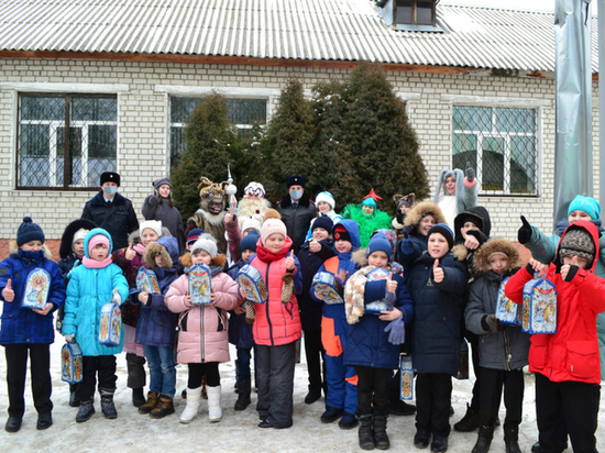 Рязанские полицейские провели новогодний утренник в школе-интернате