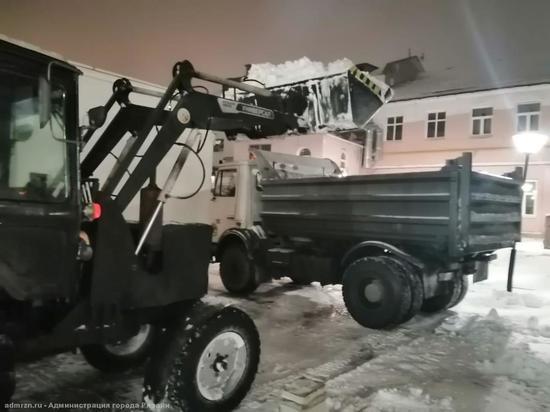 Дежурные бригады продолжают очищать дороги от снега в Рязани