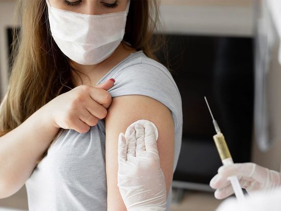 38 из 42 белгородских медиков прошли полный курс вакцинации против коронавируса