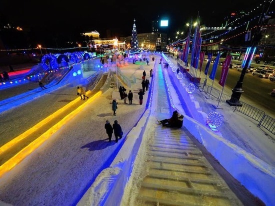 В Челябинске официально открылся ледовый городок на главной площади города