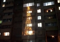 Жители дома Текстильщиков, 13 на КСК украсили фасад дома новогодней ёлкой из гирлянд