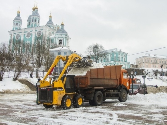 70 единиц спецтехники и 300 рабочих очищают Смоленск от снега