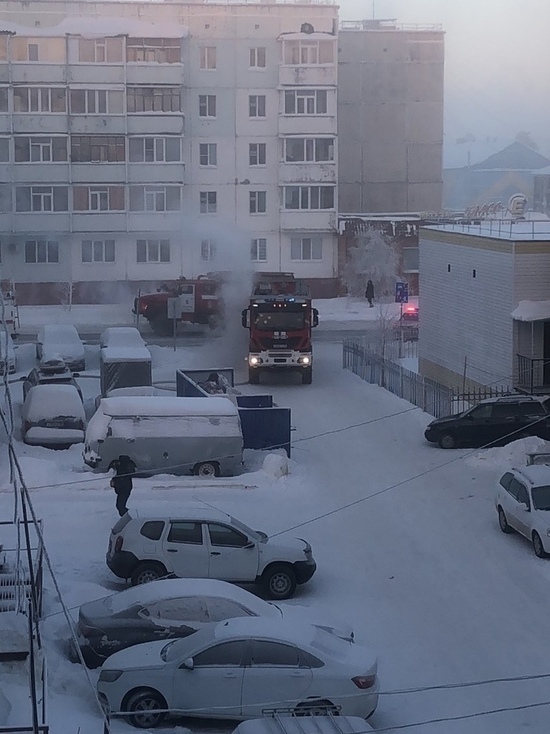 Загорелась квартира: в Муравленко пожарные спасли из огня 5 детей
