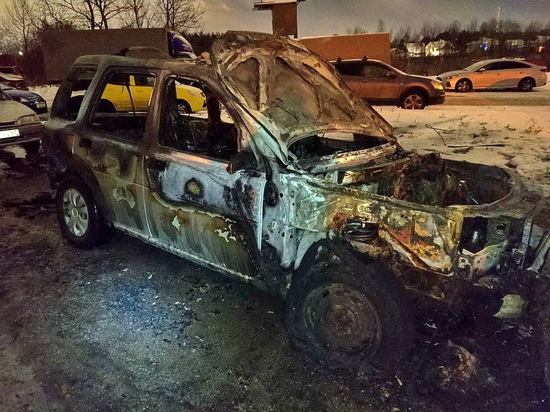 В Смоленском районе вспыхнул и мгновенно сгорел Land rover Freelander