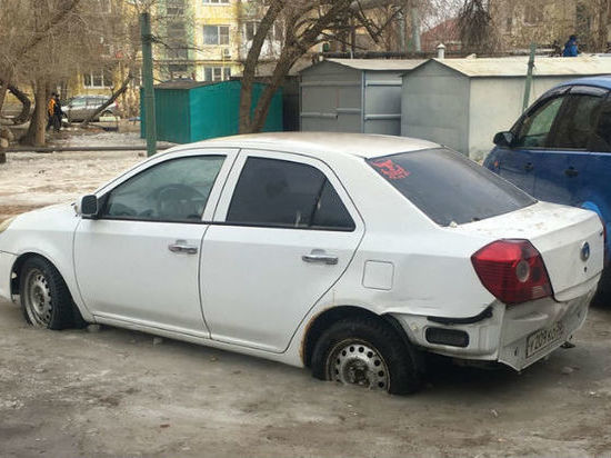 В Астрахани лед забирает у астраханцев автомобили