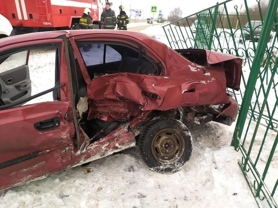 Из-за аварии в Твери одна из машин налетела на забор
