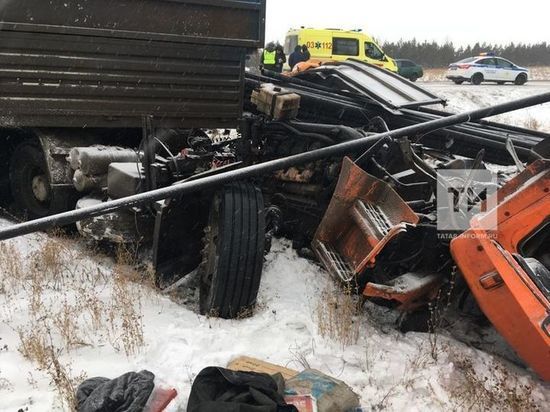 Два грузовика столкнулись в Татарстане, один водитель погиб