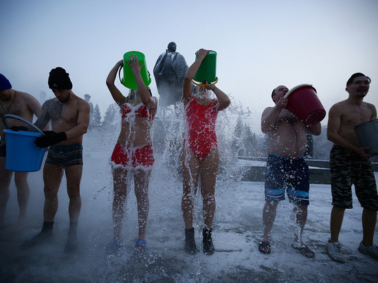 Новосибирские моржи облились водой в центре города в -33