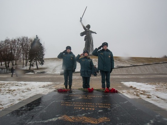 Спасатели возложили цветы к могиле маршала Чуйкова в Волгограде