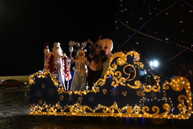 Новогодние гулянья в Волгограде открыл Дед Мороз на автосанях, фото-2