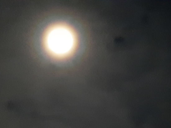 Саратовцы наблюдают красивый рост второй фазы Луны - "алмазную пыль"